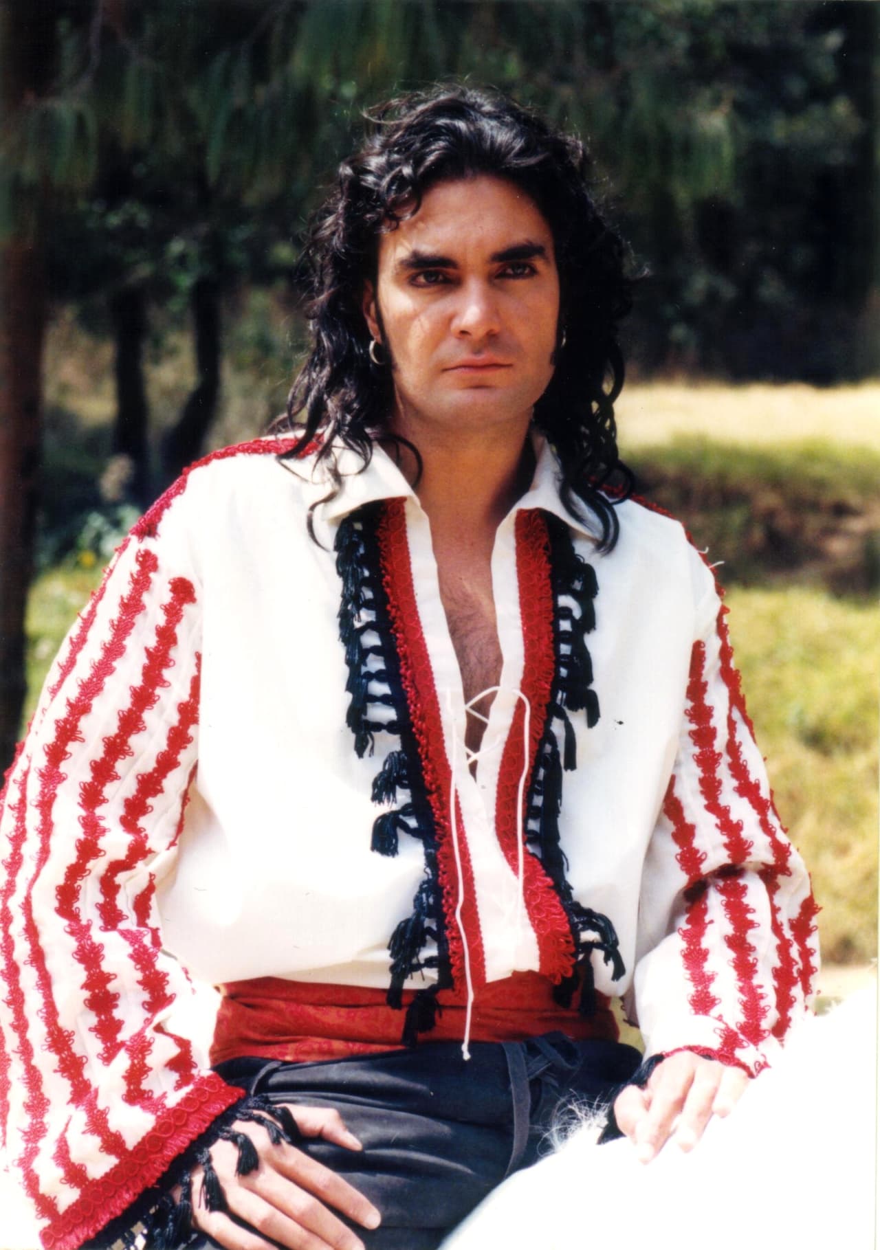 'Amor gitano' duró 55 capítulos y el héroe de la historia fue
<b><a href="http://www.univision.com/temas/mauricio-islas">Mauricio Islas</a></b>, teniendo como productor al exitoso productor de música y televisión, Pedro Damián.