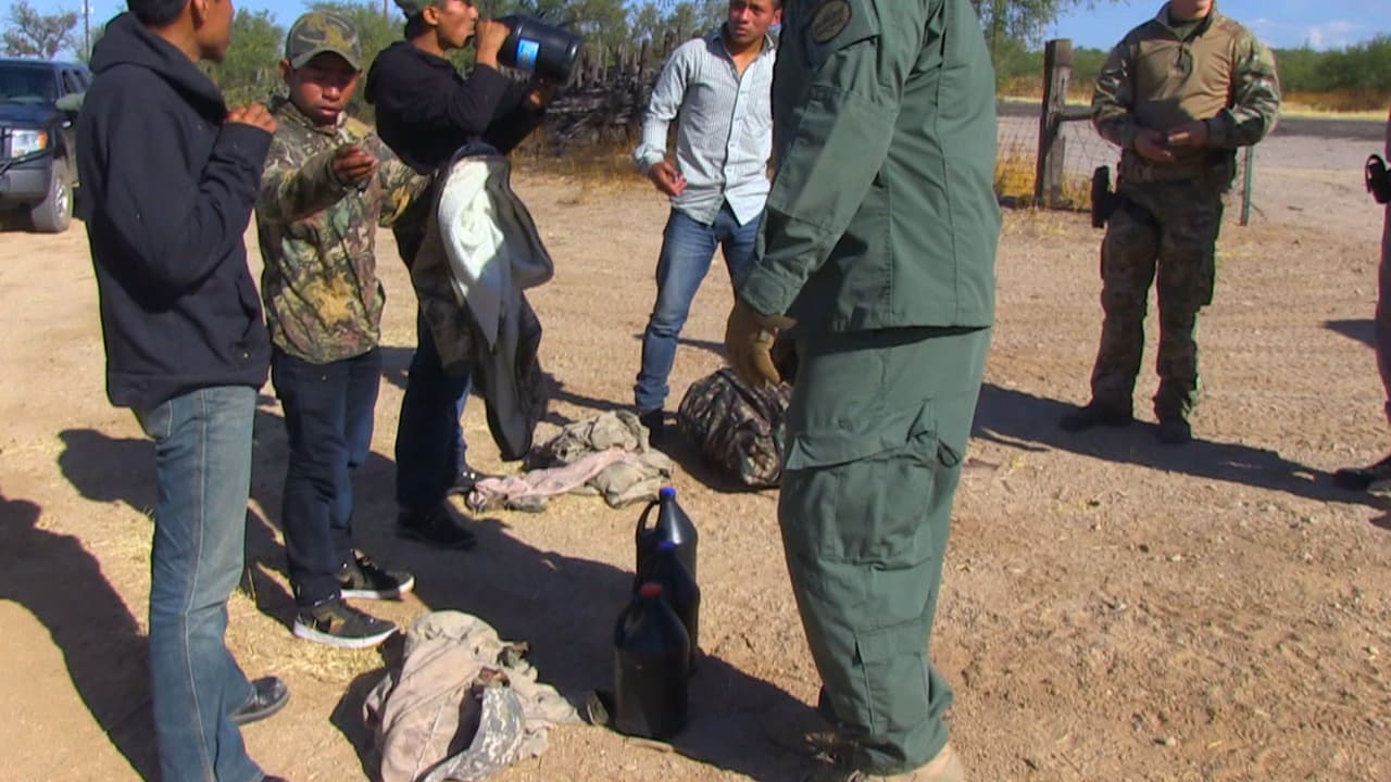 Los agentes les ofrecieron agua a los inmigrantes que ahora enfrentan un proceso de deportación.