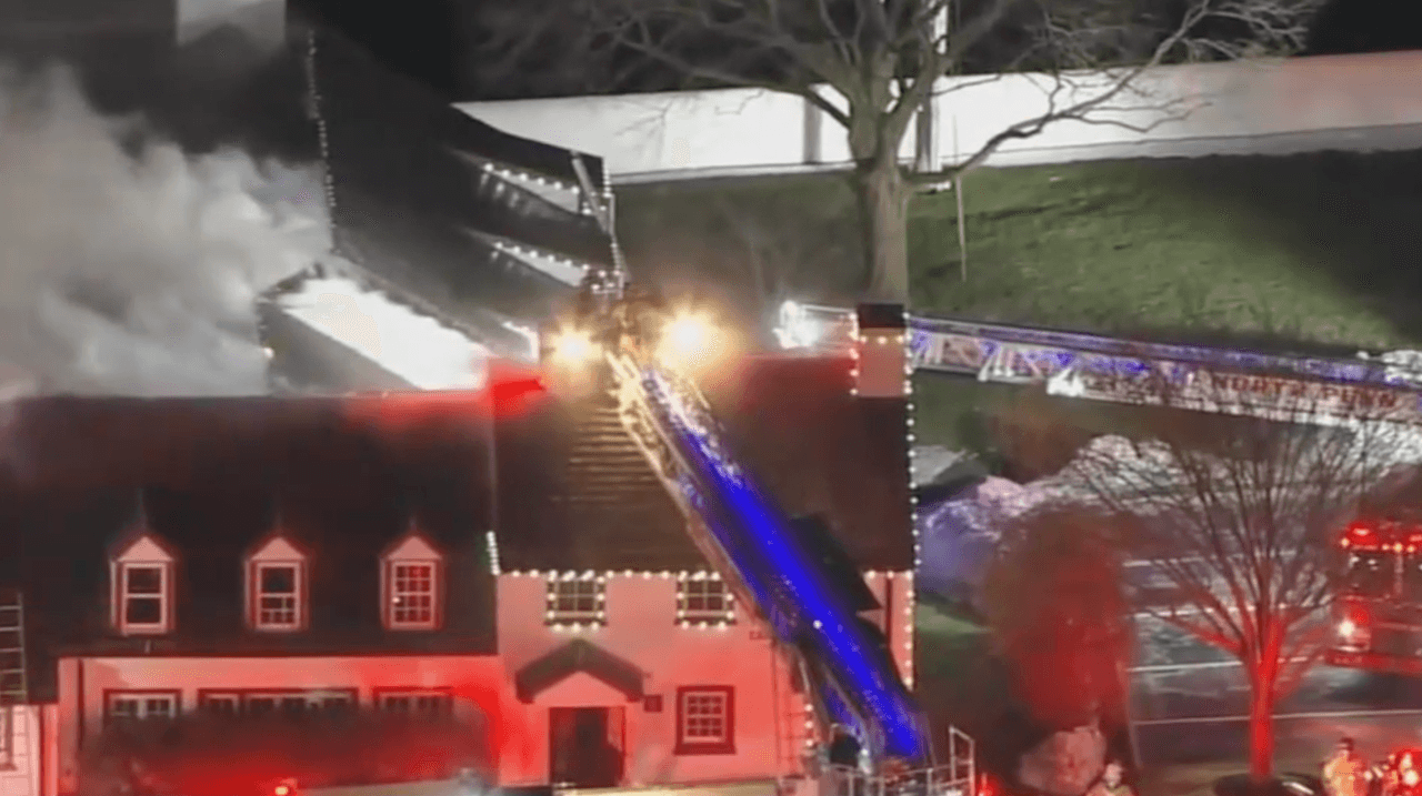 Desde la vista del Chopper 6 de 6abc, socio editorial de Noticias Univision 65, se podía ver a los bomberos atacando las llamas en todos los ángulos mientras el humo se elevaba desde el techo de la estructura.
<br>