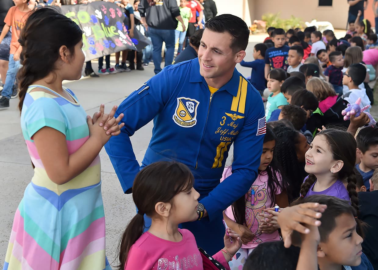 E inspirar una cultura de excelencia y servicio al país a través de demostraciones de vuelo con alcance comunitario.