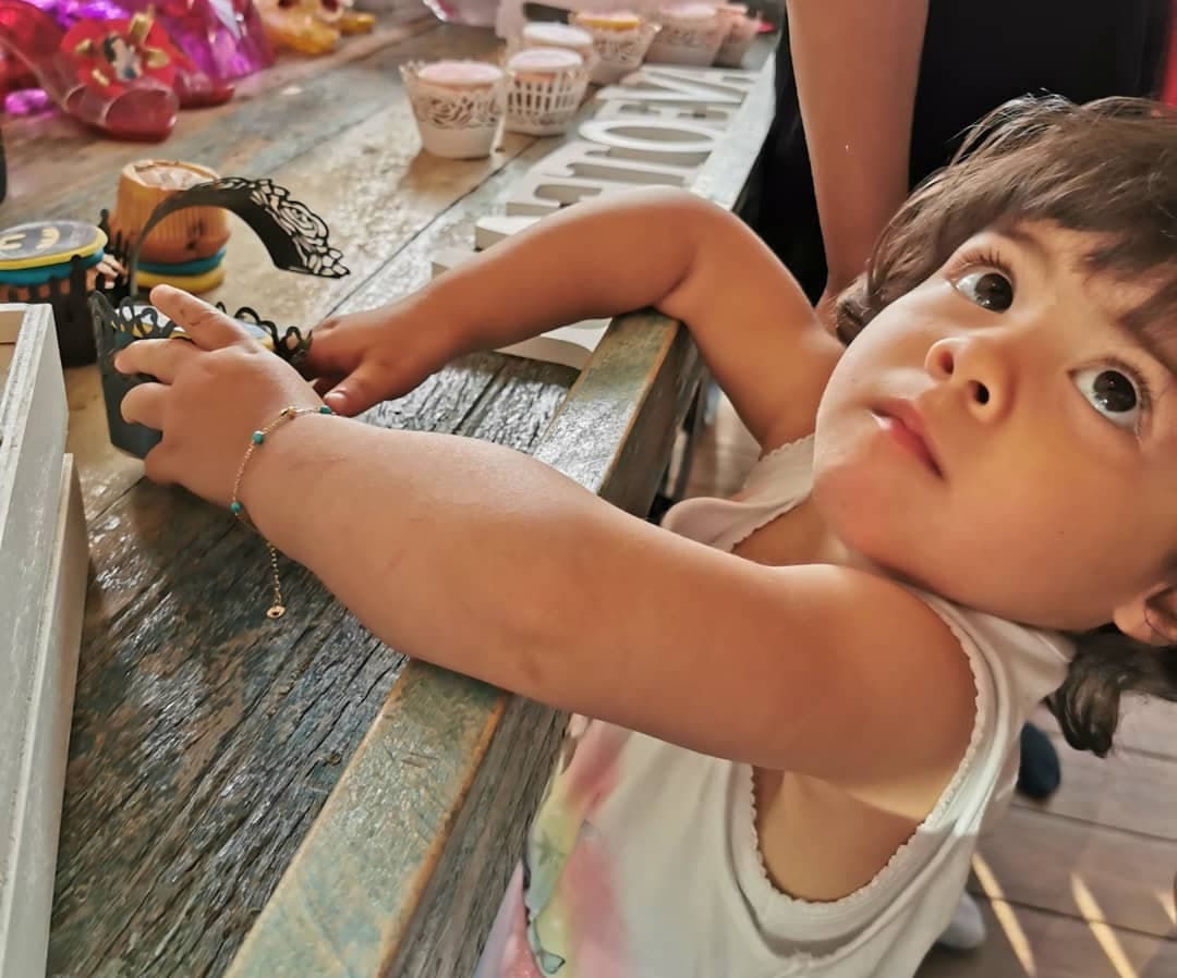 La niña se mantuvo muy cerca de la mesa de postres, sobre todo de los 'cupcakes'.