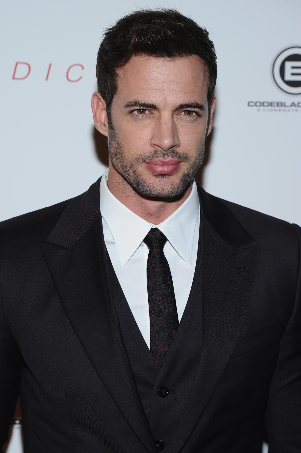 William Levy William Levy conquista todas las miradas con su sonrisa y la barba que enmarca la misma. El actor cubano tiene dos hijos; Chistopher y Kailey Alexandra.