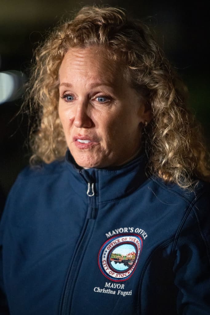 El FBI asiste en las investigaciones a la policía de Stockton y al Sheriff del Condado San Joaquín.
<br>
<br>La alcaldesa de la ciudad, Christina Fugazi, expresó que
<b>se le rompe el corazón</b> al pensar en
<b><a href="https://www.univision.com/local/sacramento-kuvs/tiroteo-stockton-dirigido-premeditado-sheriff-investigacion" target="_blank">lo que están pasando las familias afectadas</a></b> por el tiroteo.