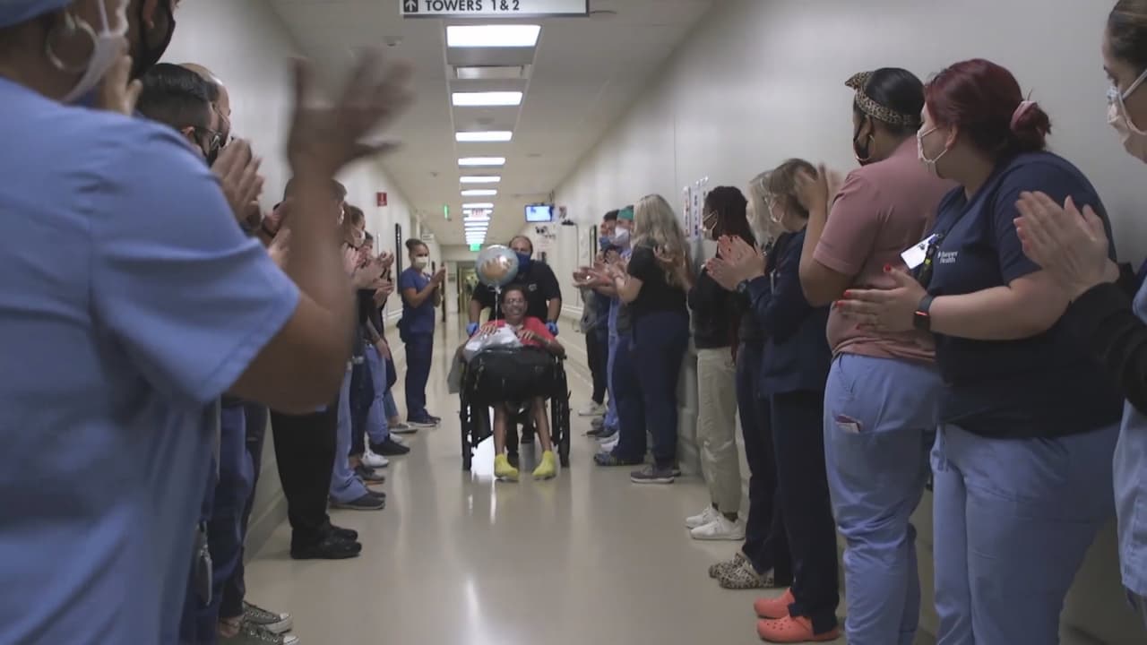 Sus enfermeros lo alistaron para el gran día y ya en el pasillo, el resto del personal médico le aplaudía.
<br>