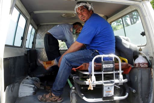 Un cámara del canal de televisión local 1TV resultó herido y recibió atención médica en una de las ambulancias desplazadas a la zona afectada.