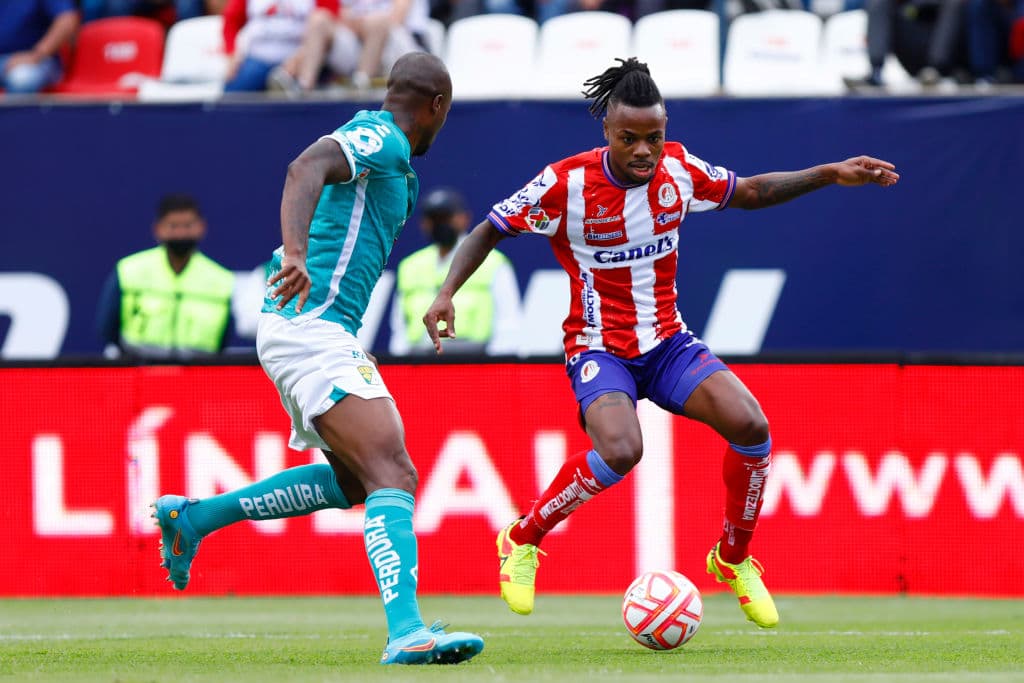 En un choque con muchas ocasiones, León, en el tiempo de reposición, se llevó el triunfo 1-2 en casa del Atlético San Luis, equipo descontó con un gol en contra de Byron Castillo.