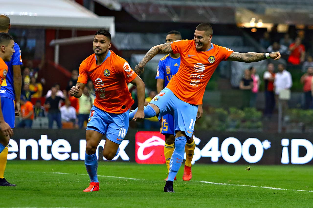 Apenas a los cinco minutos el paraguayo Bruno Valdez (izquierda) hizo el primer gol de la noche, celebrando con el chileno Nicolás Castillo (derecha) para el América.