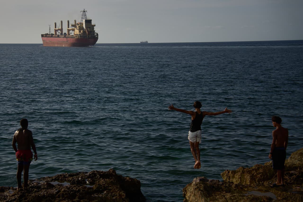 Cuba niega vínculos con 90 cargamentos de combustible interceptados por EEUU