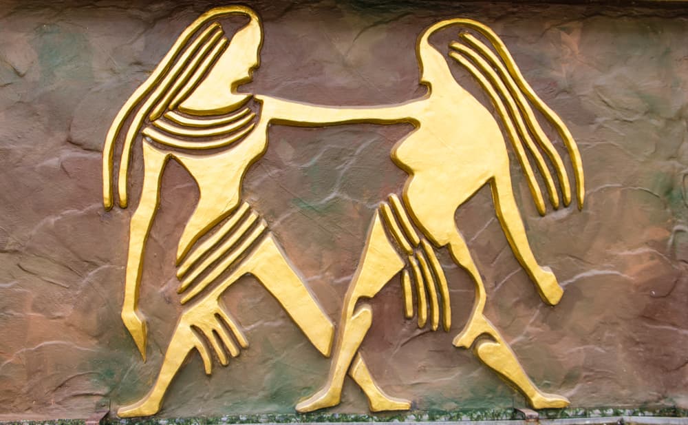 Precisamente los días cúspides causan mucha confusión entre quienes no están familiarizados con este concepto porque ven que en algunos horóscopos se marca el inicio de Géminis el día 20 de mayo y en otros el 21, lo cual, como vimos, depende del lugar y el cambio de horario. Debido a estos diferentes criterios algunos astrólogos lo colocan entre el 21 de mayo y el 19 de junio y otros entre el 22 de mayo y el 21 de junio, todo debido a los cambios de horario.