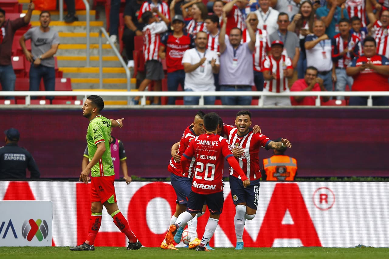 Al 11’, Carlos Cisneros abrió el marcador tras un rebote provocad por un desborde y un doble disparo de Alexis Vega dentro del área. Sin embargo, el VAR echó para atrás la anotación al percatarse que Cisneros se ayudó de su mano para meter el balón cuando esté rebotó en el poste al momento de barrerse.