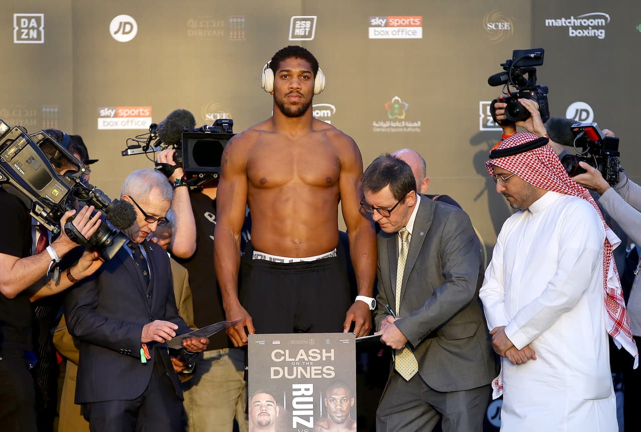Anthony Joshua pesó 237.5 libras, mientras que Andy Ruiz dejó la aguja en 287.3 libras.