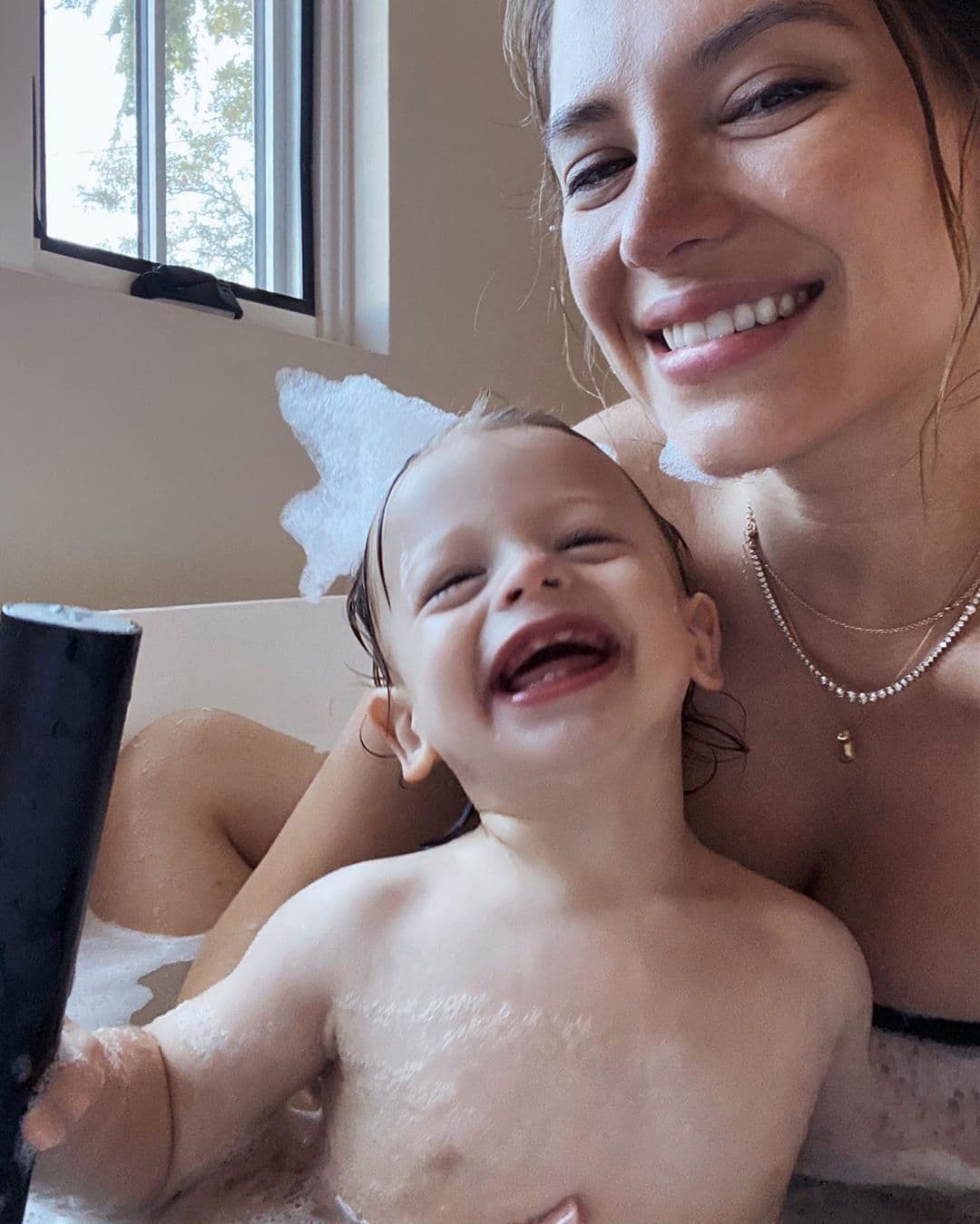 Noah es el muñeco de mamá y ella así lo demuestra.