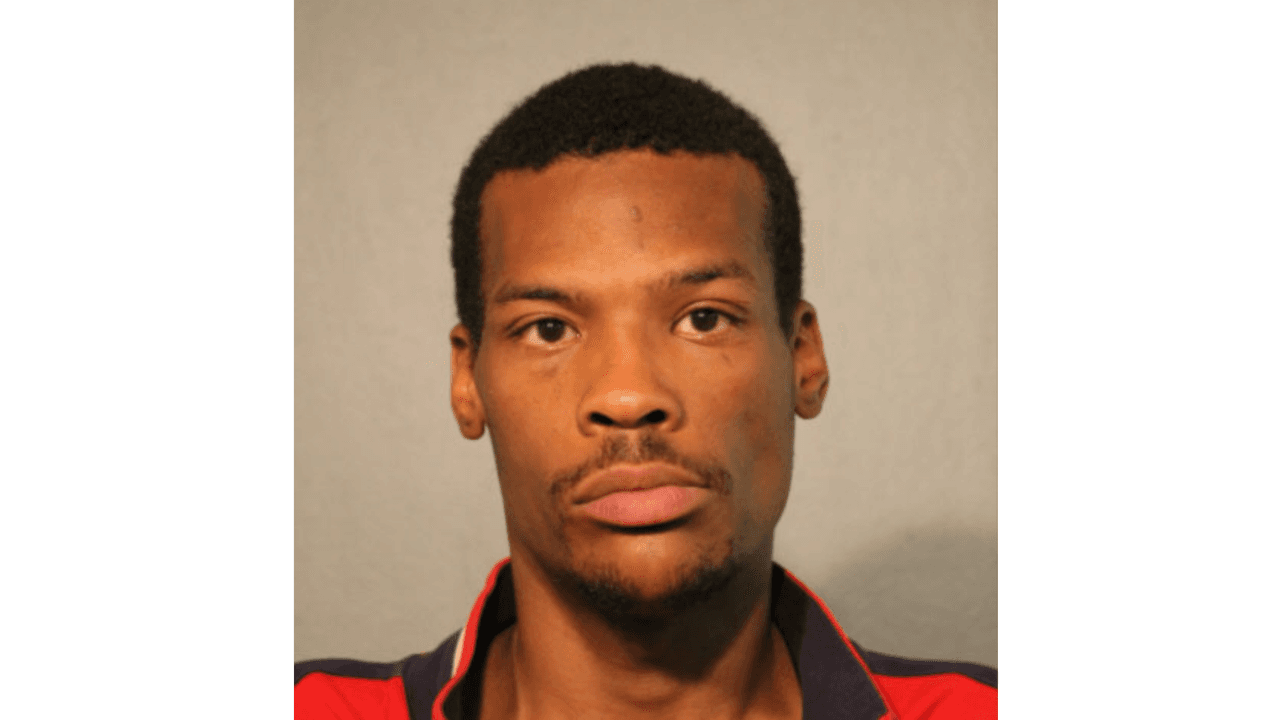 Lo acusan por golpear a un hombre con un martillo, robar, rociar con gas pimienta a oficiales y golpear a policías