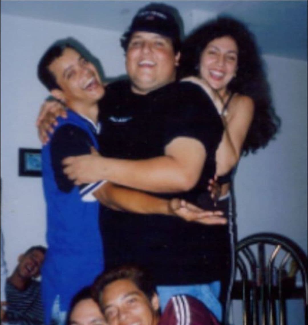 En diversas fotografías en sus redes sociales podemos ver diversas etapas de su vida, como en esta foto de 1997: "Prácticamente recién llegado a este país, reunido en casa de amigos, que luego se convirtieron en familia. 280 libras. Sonreía, pero por dentro, me sentía miserable."