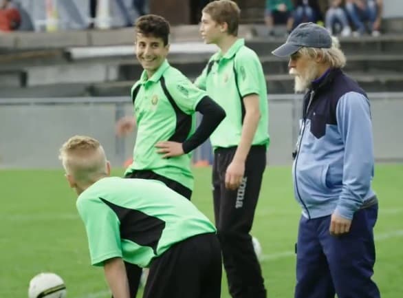 Shaqiri se disfraza de anciano y sorprende a unos niños