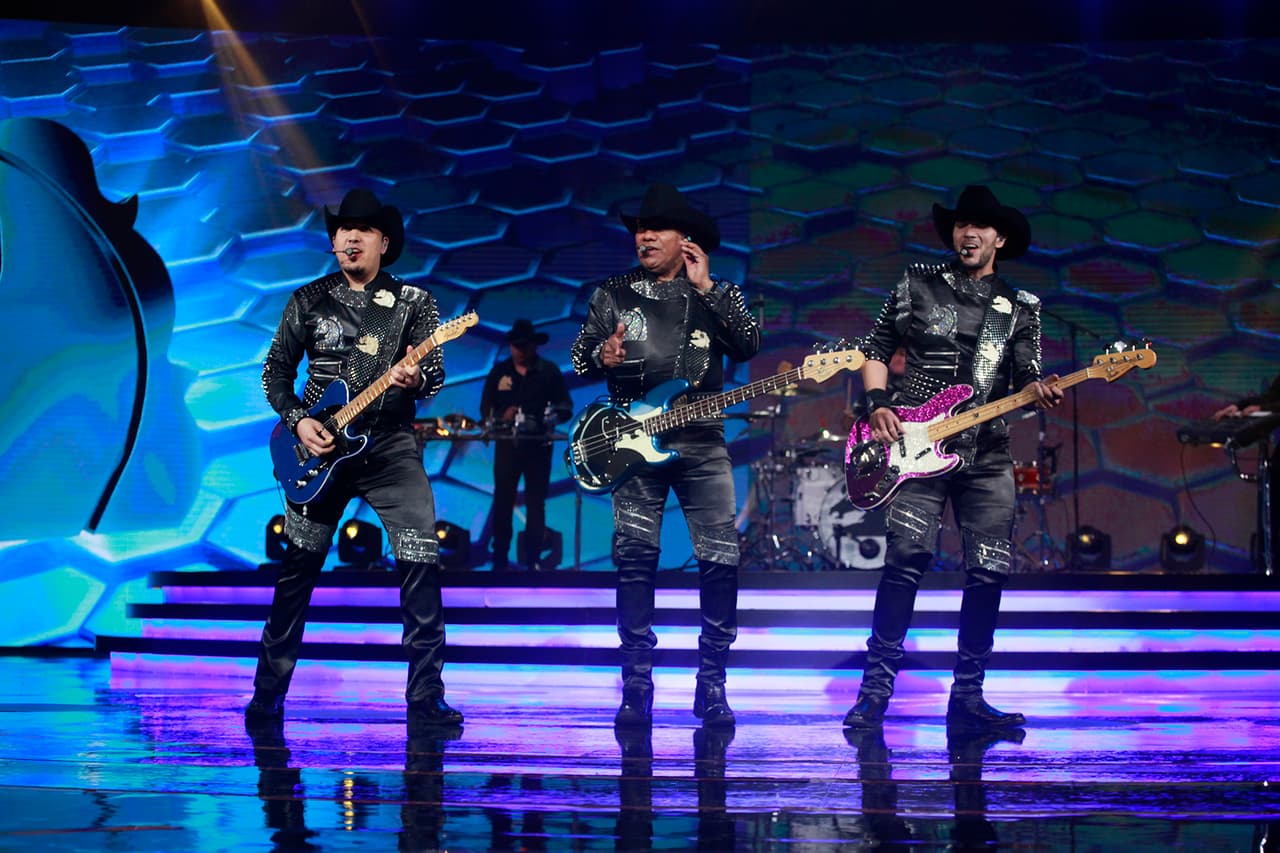 "Tú mereces a alguien mejor que yo, alguien que tenga limpio el corazón", dice el coro.