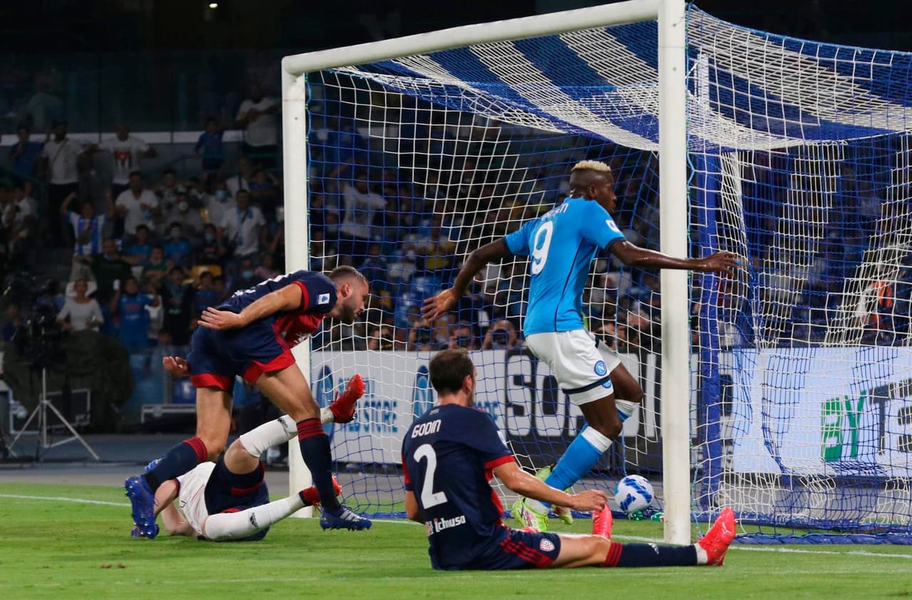 Con anotaciones de Victor Osimhen (11') y Lorenzo Insigne de penalti (57'), el Napoli se impone ante Cagliari 2-0 durante la Jornada 6 en la Serie A. Hirving Lozano jugó los 20 últimos minutos del encuentro y la escuadra 'Azzurra' sigue super líder de la tabla.