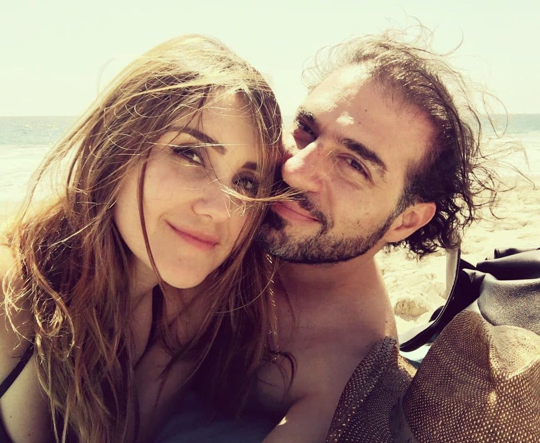 Dulce María está definiendo los últimos detalles de su boda con Paco Álvarez, pero a diferencia de Chiquis, la cantante y actriz sí compartirá algunos pormenores del evento.