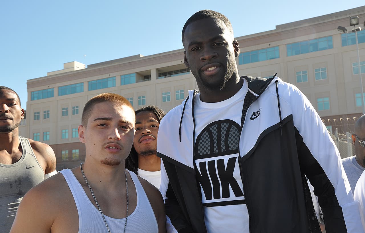 Los Warriors realizaron su visita anual a San Quintín. El GM Bob Myers encabezó el contingente en la cancha, y Kevin Durant y Draymond Green se sentaron entre los internos para ver la acción, firmar autógrafos y jugar dominó.