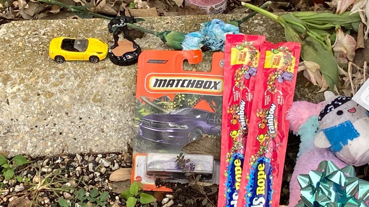 Familiares y amigos dejaron dulces, chocolates y hasta juguetes para el bebé de la pareja, quien no alcanzó a nacer.