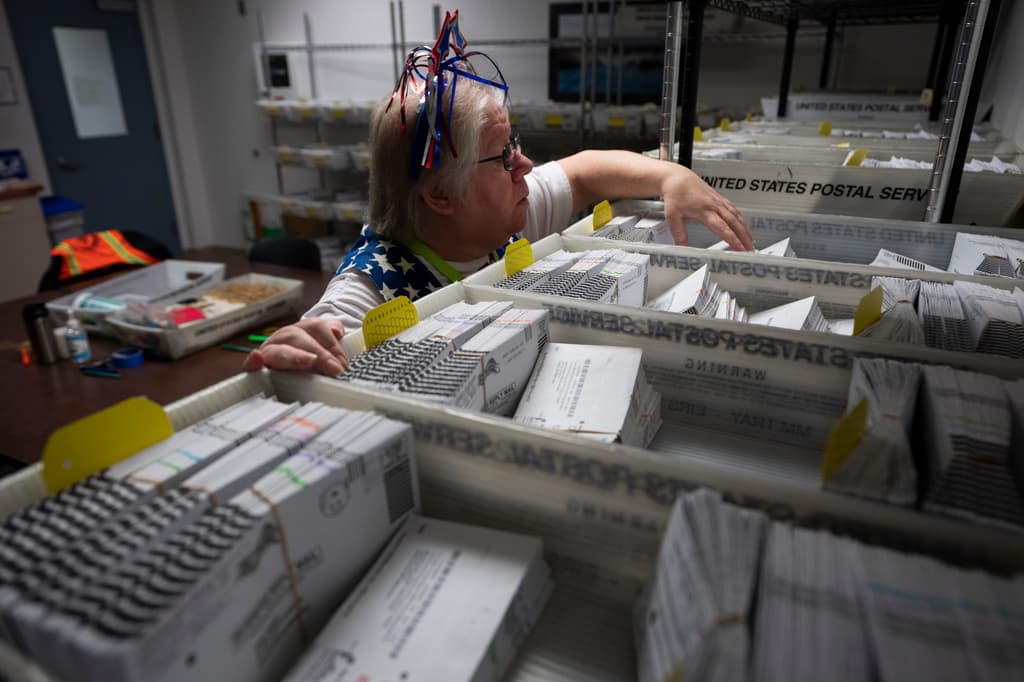 La Corte Suprema rechaza por ahora las restricciones de Trump al voto por correo antes de las elecciones intermedias