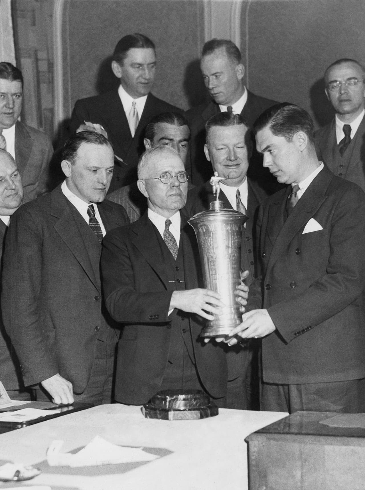 Los primeros trofeos que entregó la NFL a los campeones nacionales
<b>(Brunswick-Balke Collender Cup y Ed Thorp Memorial Trophy)</b> fueron robados y se desconocen sus paraderos.