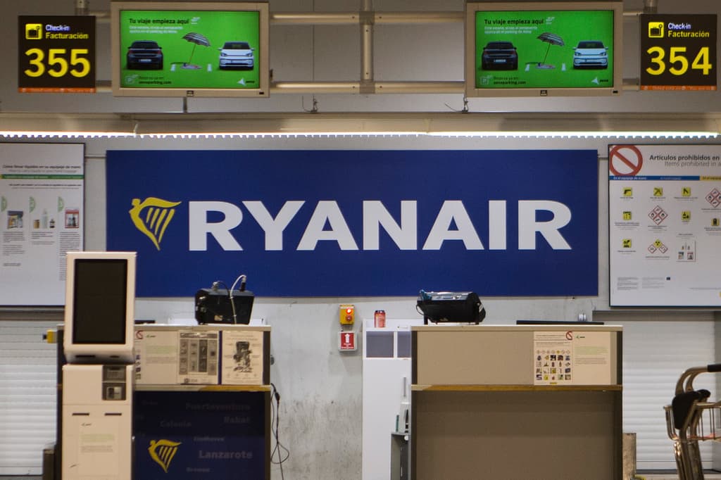 Un fragmento del motor de un avión de Ryanair destrozó una ventanilla y atrapó la cabeza de un pasajero, revela informe