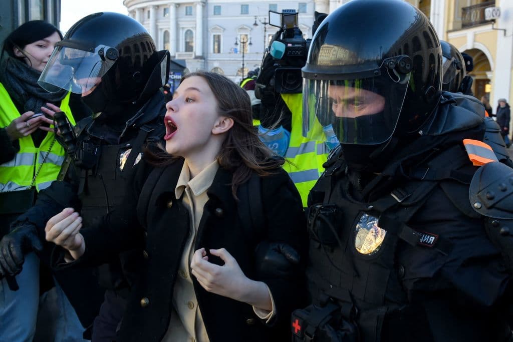 La policía arresta a una mujer durante una protesta contra la guerra este domingo en San Petersburgo.
