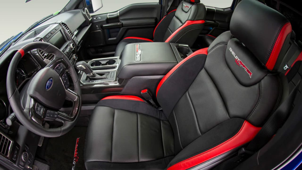 En el interior predomina la
<b>piel en tapicerías y volantes.</b> En las plazas delanteras observamos una combinación bitono y el nombre de
<b>Shelby Raptor</b> bordado en respaldos y hasta en los tapetes. El volante en piel agrega elementos de fibra de carbón, lo que nos reafirma la exclusividad de esta versión.