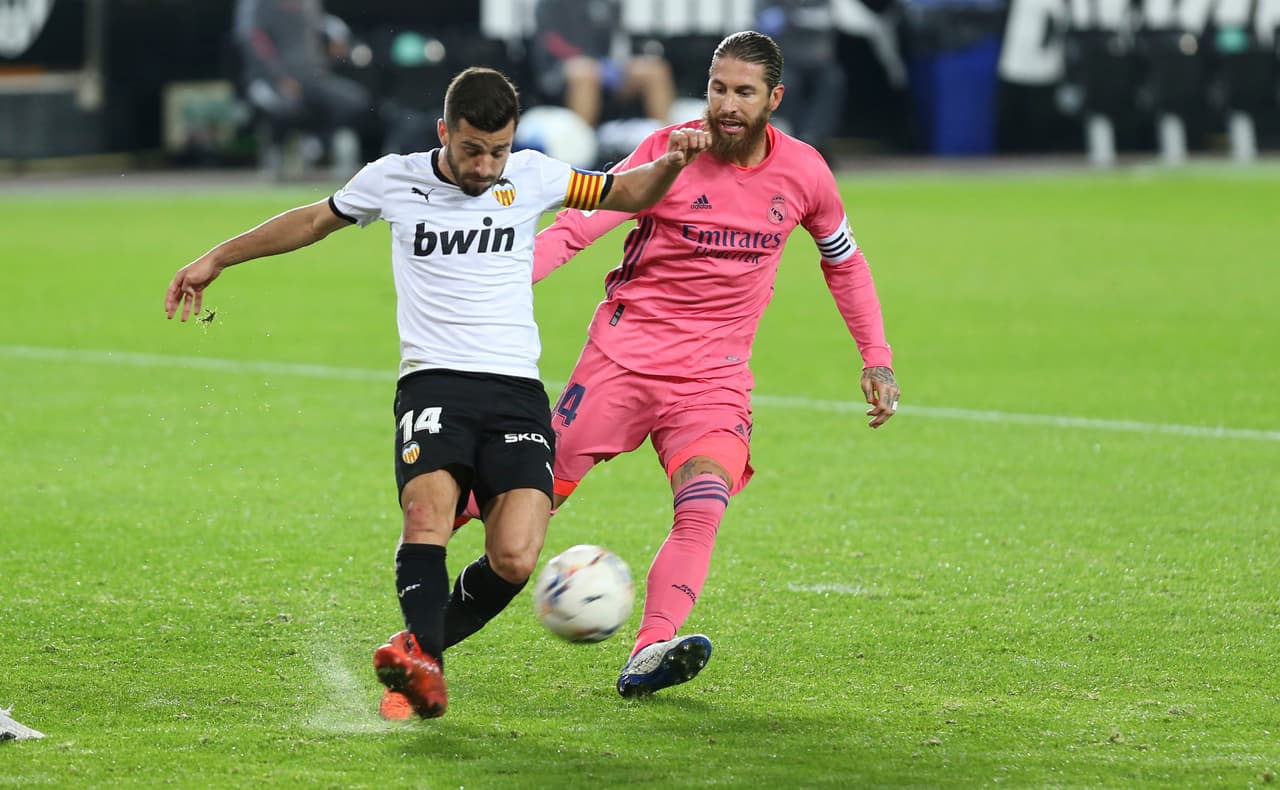 Real Madrid recibe una goliza por parte del Valencia durante la novena jornada de LaLiga. Karim Benzema abrió con gol para los 'Merengues', sin embargo Carlos Soler se luce haciendo un hat-trick y Rafael Varane se encarga de sumar un gol más para los 'ches', dejando el marcador 4-1.