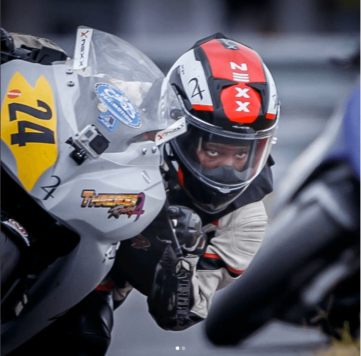 Harris dijo en una entrevista que para ella el motociclismo era "saber y ejecutar,
<b>no hay tiempo para pensar</b>". "Les sonará raro" añadió la corredora, "pero esa puede ser la razón por la que los hombres tienden a ser mejores en algunos aspectos. Ellos van y lo hacen, mientras que las mujeres pensamos y analizamos todo".