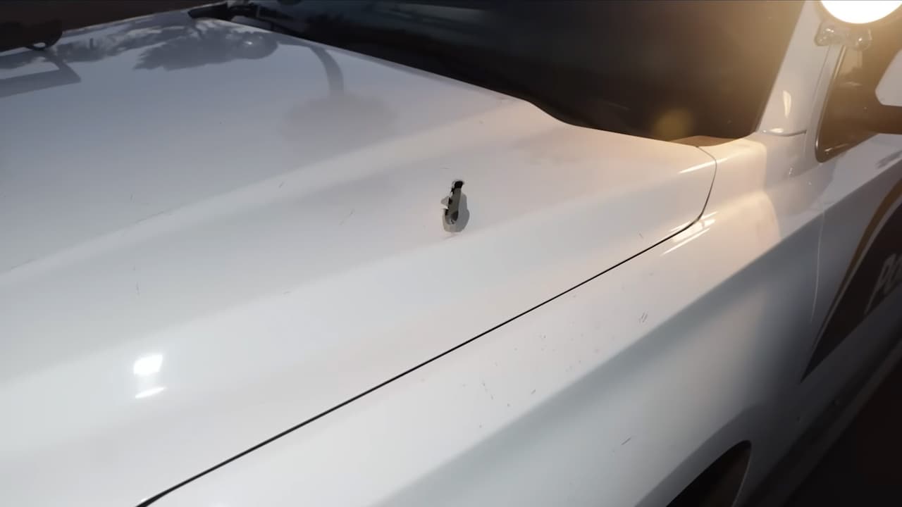 Revelan imágenes de fatal tiroteo entre un presunto ladrón y un oficial de policía de Phoenix.