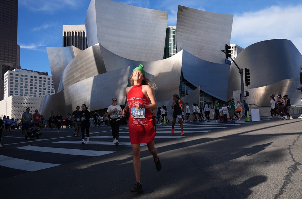 The Midnight Mission fue fundada en 1914. La organización proporciona más de 3,000 comidas diarias a personas en situación de calle en Los Ángeles.