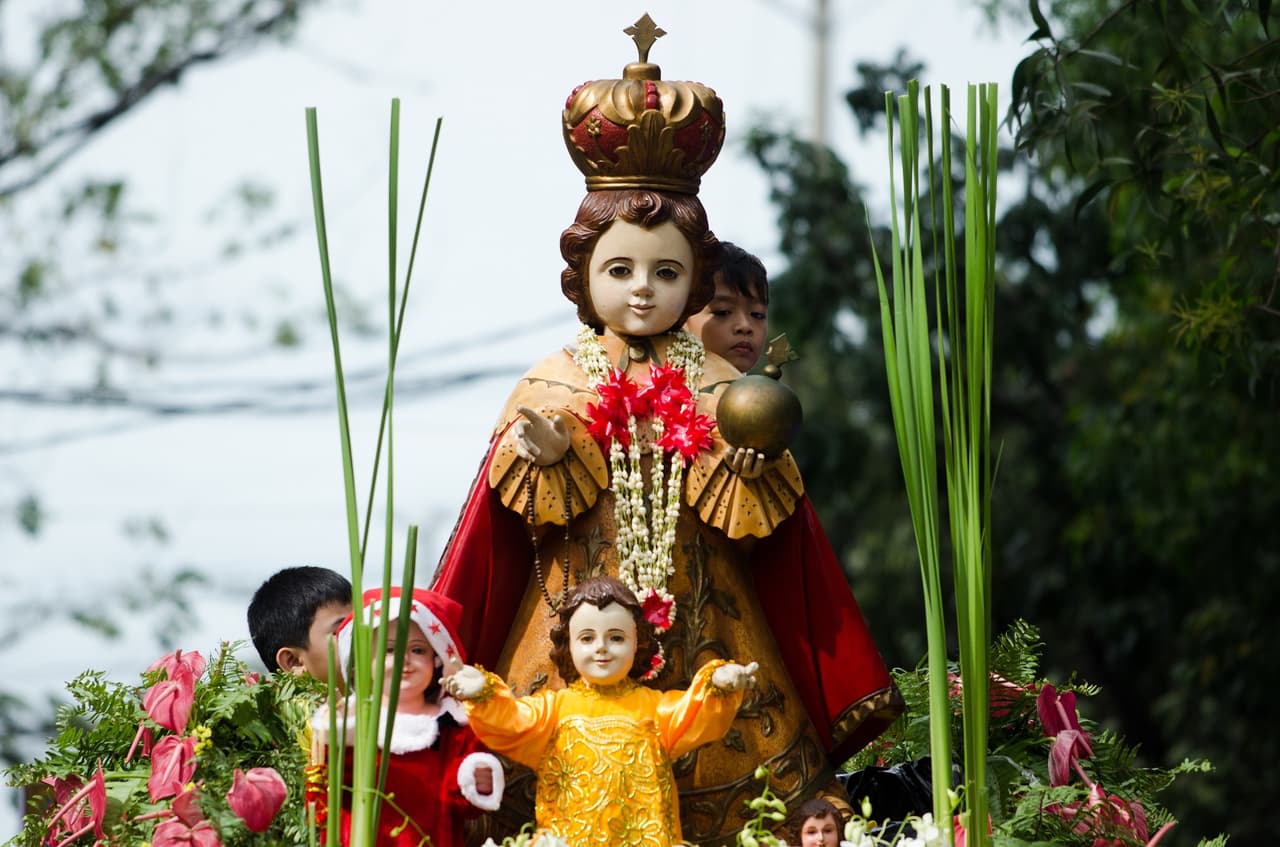 Por todo esto, se dice igual que El Santo Niño de Atocha también ayuda a mineros que quedan atrapados en una mina. Su historia pronto se fue esparciendo por otros lugares del continente con la migración de españoles, quienes esparcieron su historia con los prisioneros.
