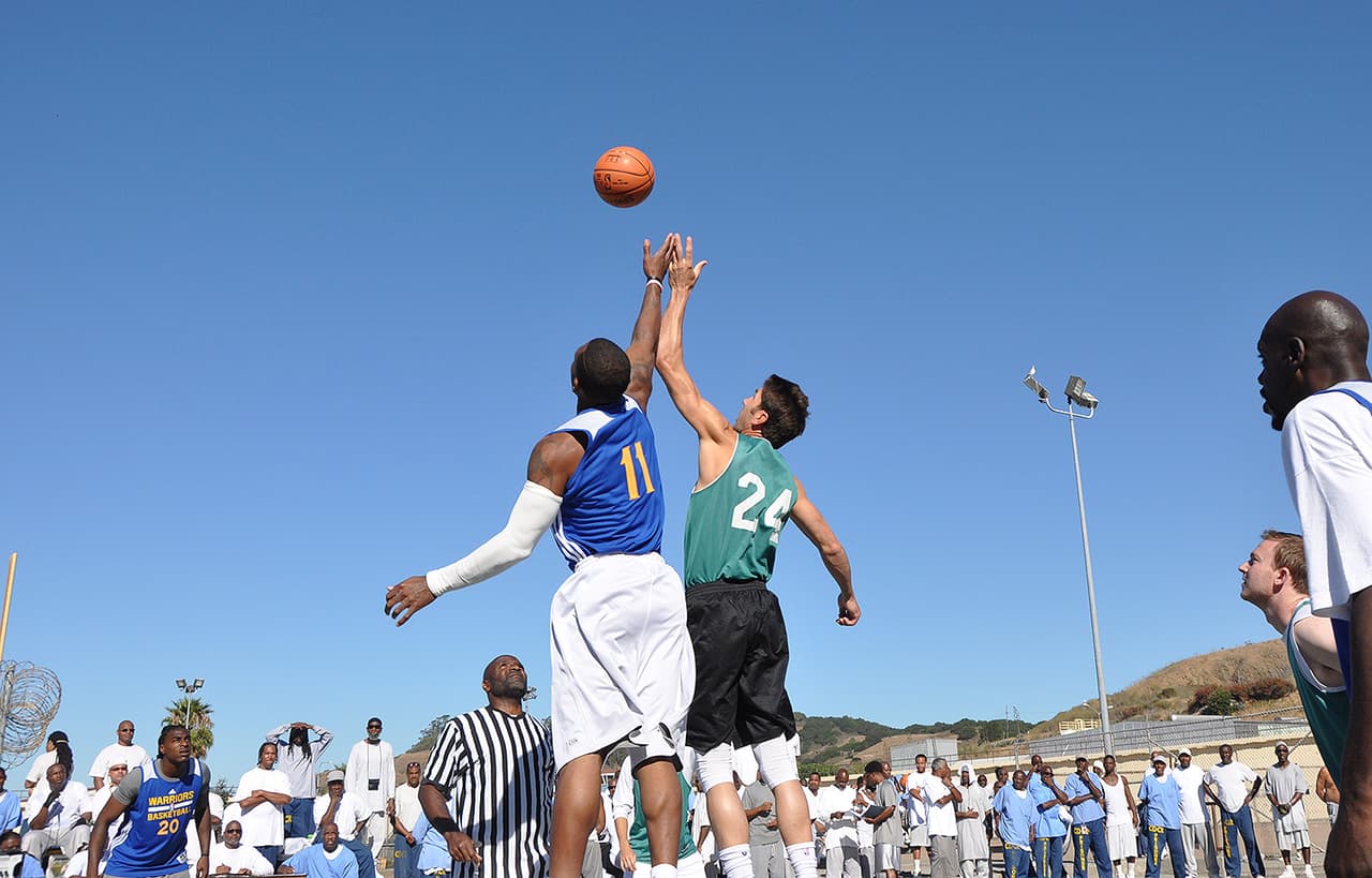 El Gerente General y Presidente de los Warriors en el salto inicial del encuentro contra los presos.