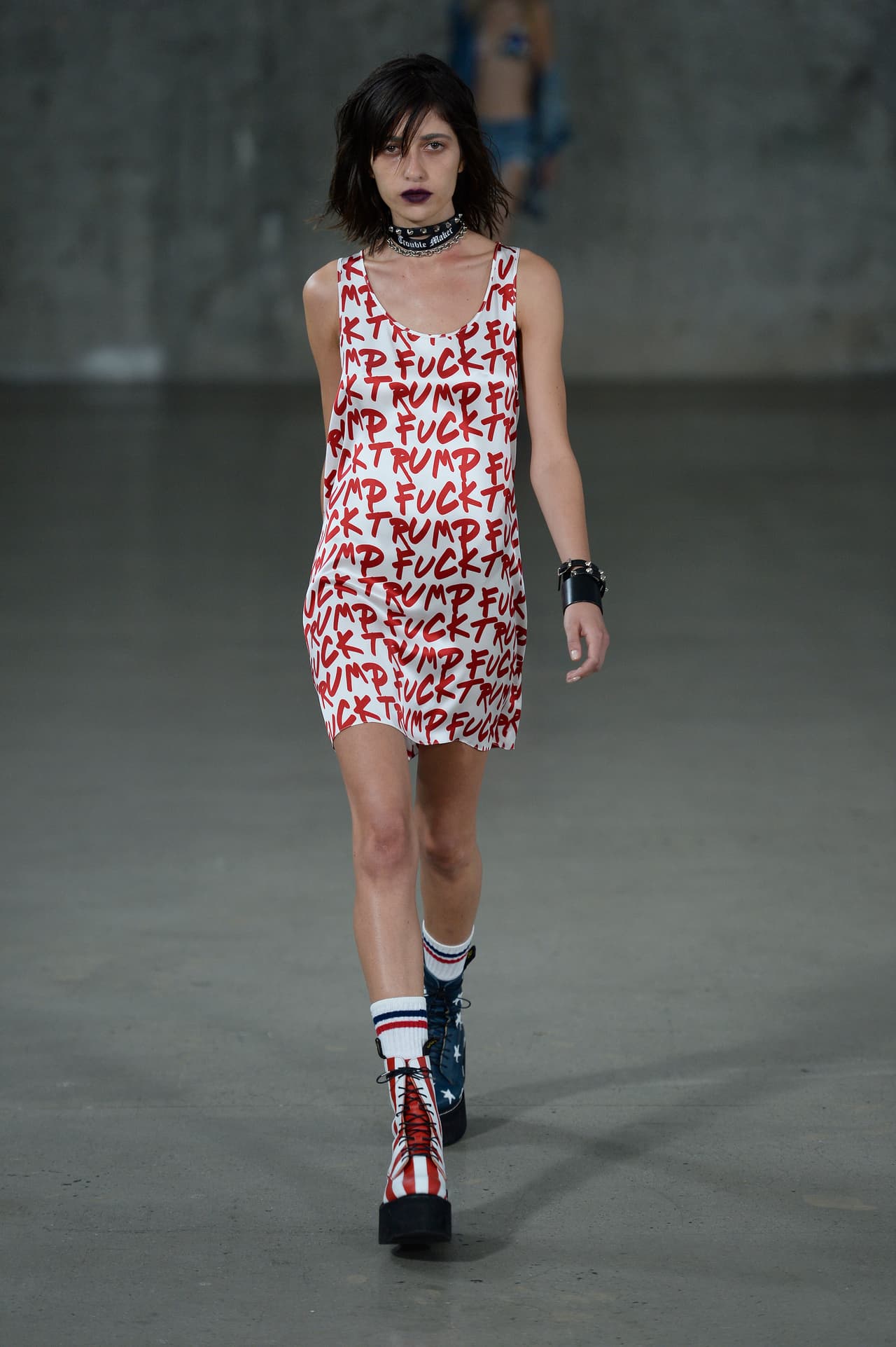 En minúsculos vestiditos de seda los creadores de la marca R13, basada en Nueva York y especializada en jeans, estamparon un contundente mensaje. Aunque a simple vista solo parecía una sucesión desordenada de letras, bastó unos segundos en la pasarela para que los asistentes leyeran claramente el 'Fuck Trump' que en rojo inundaba el vestido de la modelo.