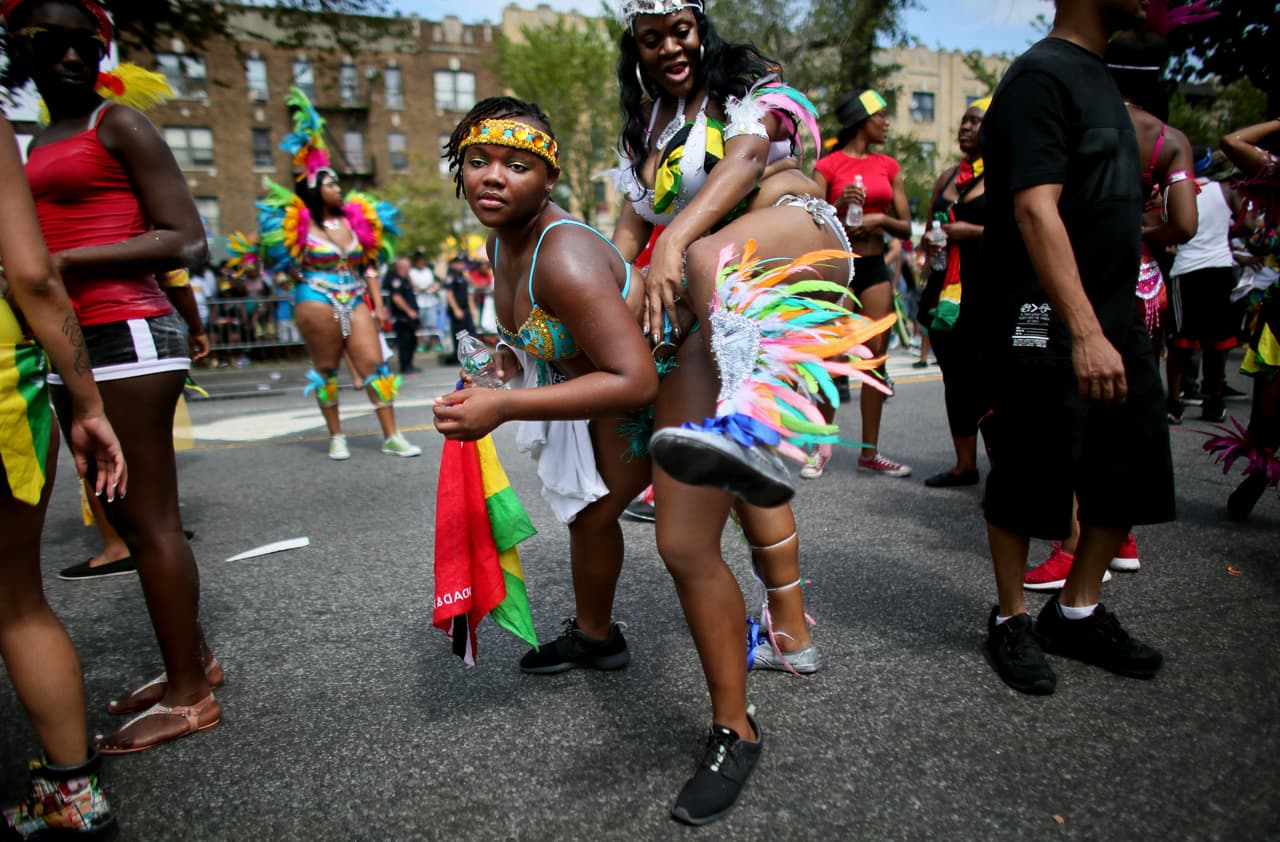 <b>Crown Heights</b>
<br>
<br>Este barrio mayormente residencial cuenta con una gran población judía y caribeña, aunque se ha diversificado mucho en los últimos años. Además de tener una buena selección de restaurantes y modos de transporte, está convenientemente ubicado cerca de Prospect Park, así como el museo de Brooklyn. Las rentas promedio están en $2,500 al mes.