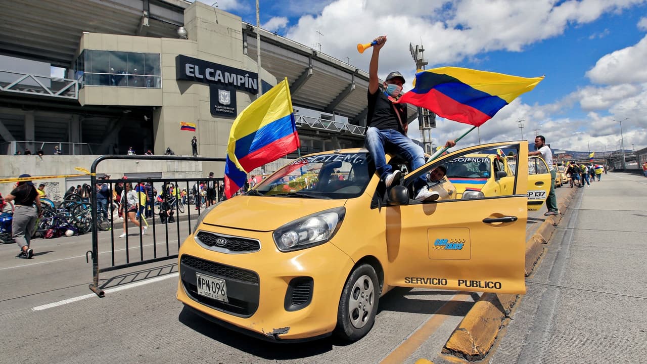 Aficionados durante una protesta afuera del 'El Campín', de Bogotá, el 19 de mayo. Una de las exigencias populares era la renuncia a que se jugara la Copa América en Colombia.