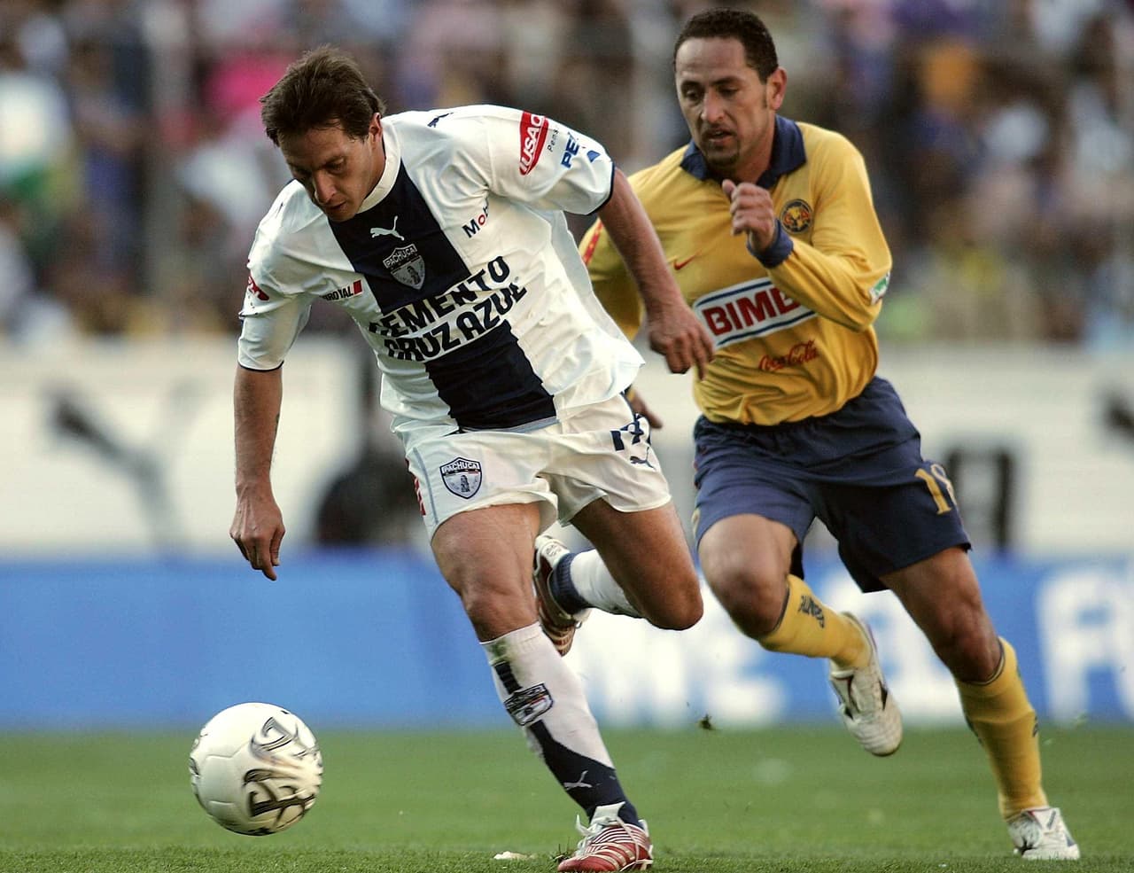 El 'Chaco' salta a jugar con los Tuzos del Pachuca de 2006 a 2009. Con el equipo hidalguense jugó el Mundial de Clubes en tres ocasiones, ganó dos Concachampions, una Sudamericana y una liga.