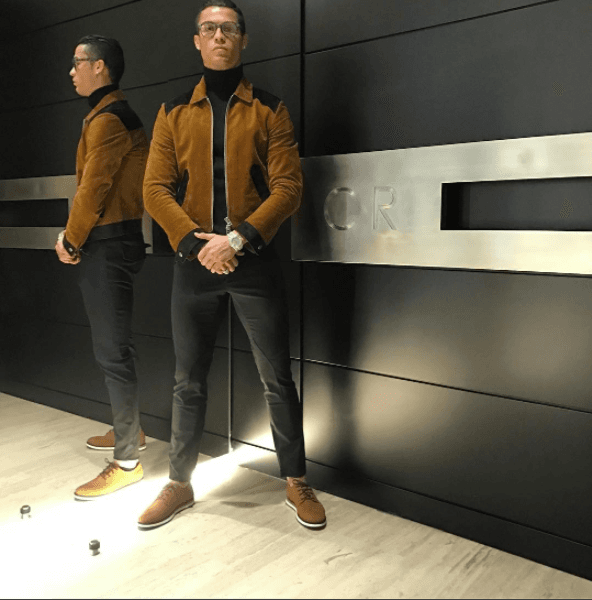 Cristiano posa en sus redes sociales para dejarnos participar de su particular estilo. Aquí con chaqueta de ante, pantalón negro pegado y gafas. Importante el detalle de las siglas CR en la puerta detrás del jugador.