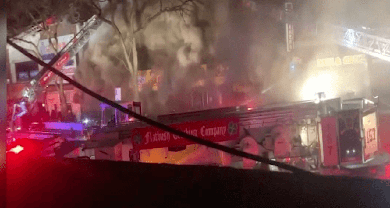 Incendio de cinco alarmas esta madrugada en Brooklyn