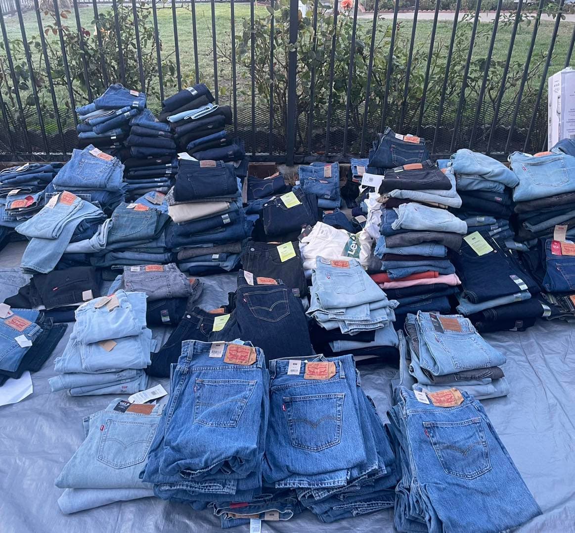 <b>Pantalones de mezclilla de marcas reconocidas</b> y montañas de chamarras y otras prendas de vestir fueron encontradas en el interior de la casa durante un allanamiento de los oficiales de CHP.