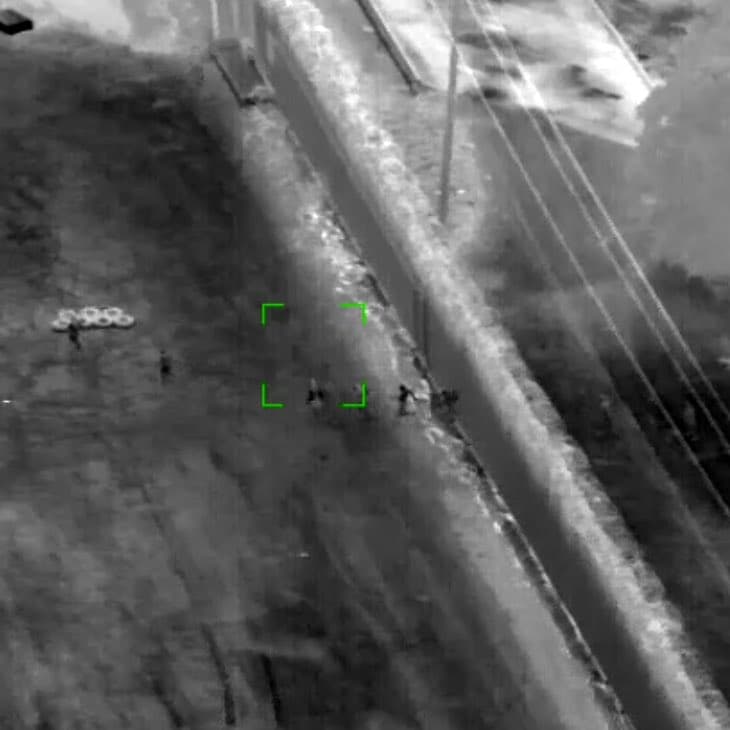 Agentes de la Patrulla Fronteriza detuvieron a aproximadamente 1,100 migrantes que ingresaron ilegalmente a Estados Unidos desde México durante el fin de semana.