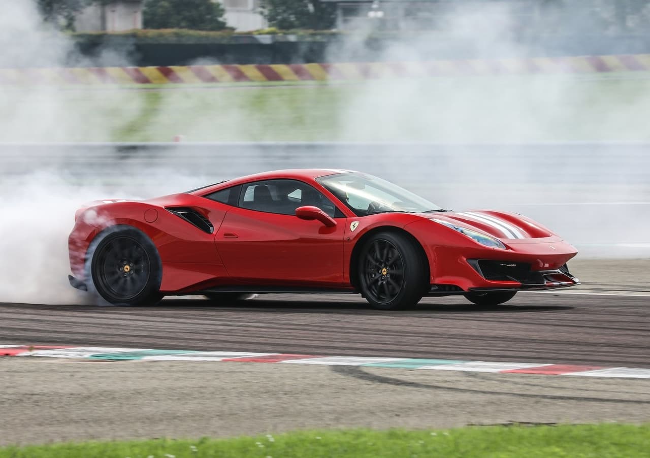 Se trata de un Ferrari 488 Pista (similar al de Christian Nodal), una joya motivada por el motor V8 más potente de la firma italiana. Con 720 caballos de fuerza, este exótico es capaz de acelerar de 0 a 62 mph (100 km/h) en tan solo 2.8 segundos. Su precio inicial en Estados Unidos es de 330,000 dólares.