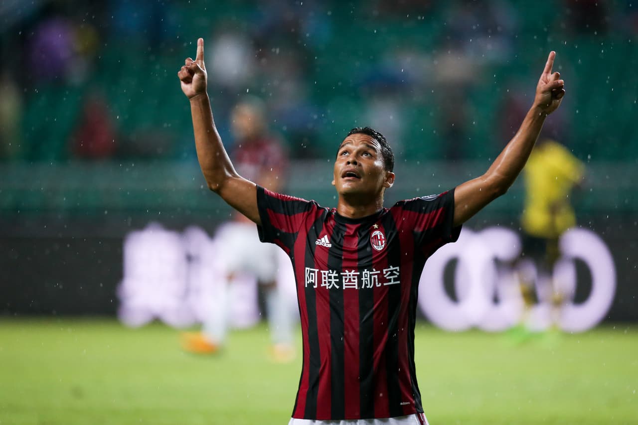 El colombiano Carlos Bacca no es del gusto de Montella en el Milan. La llegada de varios refuerzos le estaría quitando protagonismo, por lo que