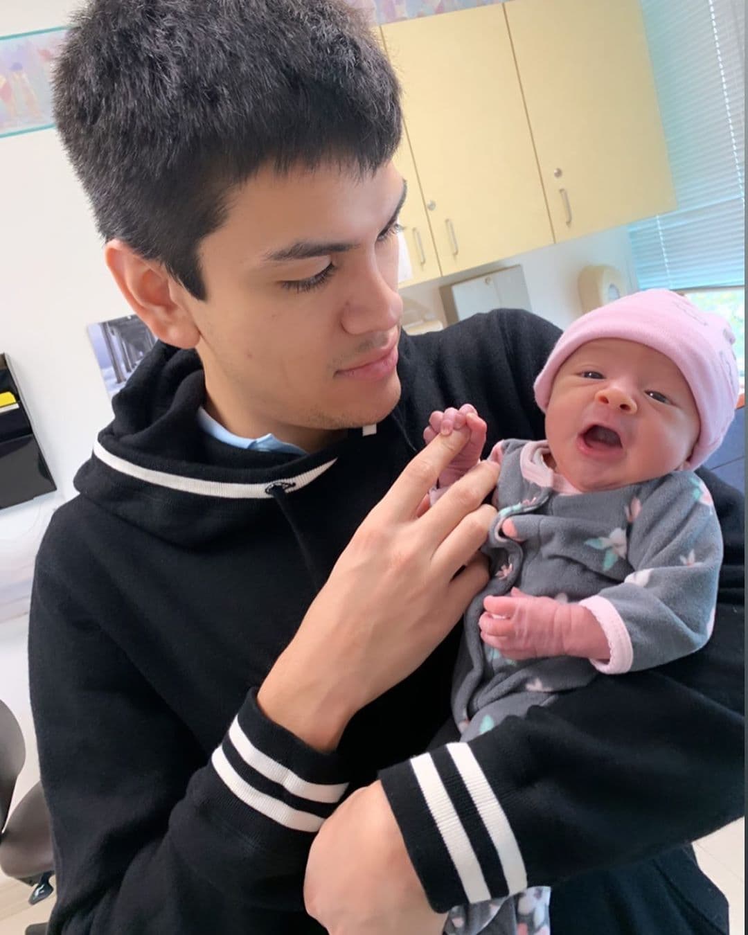 Hace pocas semanas,
<b>Virlán</b> y su esposa Fernanda Esquer celebraron el nacimiento de su segunda hija.