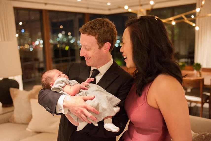 Mark Zuckerberg envió buenos deseos para el 2016 con su bebé y esposa.