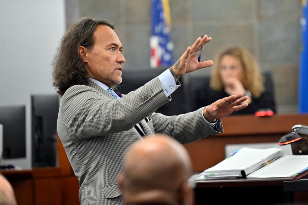El abogado defensor Michael Sanft interroga a un testigo durante el juicio por asesinato de Duane Davis —relacionado con la muerte del rapero Tupac Shakur en 1996— en el Tribunal de Distrito del Condado de Clark, en el Centro de Justicia Regional de Las Vegas, el miércoles 19 de agosto de 2026. (David Becker/Foto de grupo vía AP)