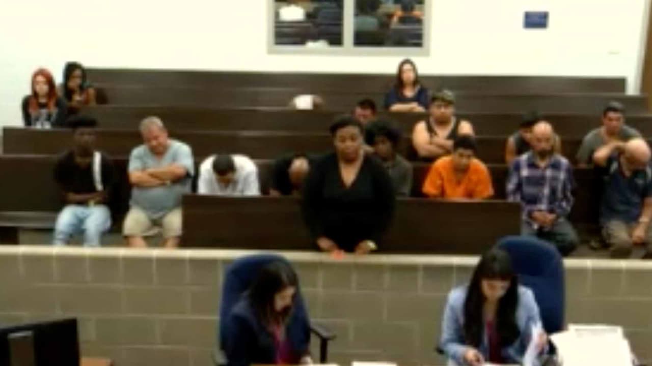 Acusan a madre de quemar, golpear, drogar y dormir a sus hijos con toallas bañadas en alcohol