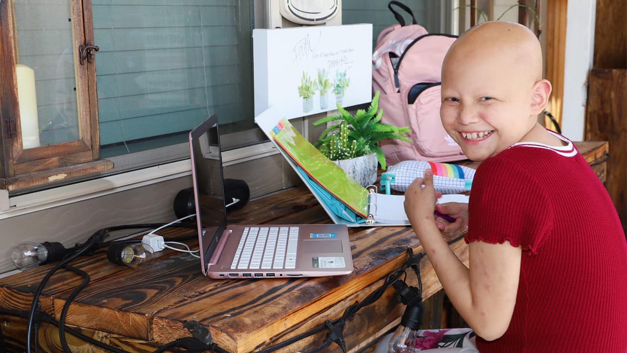 Hace unos días
<b><a href="https://www.univision.com/local/houston-kxln/gracias-senor-de-rodillas-madre-reza-frente-al-hospital-donde-su-hija-de-14-anos-vence-al-coronavirus-en-houston">salió del hospital</a></b> después de sostener una lucha contra el coronavirus. Aunque hubo momentos en los que estuvo a punto de perder la esperanza, logró salir adelante.